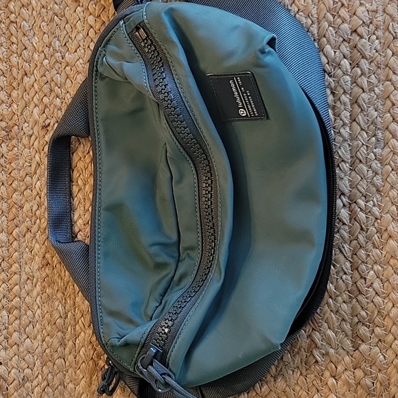 Lululemon belt bag 2.5 - Picture 1 of 4